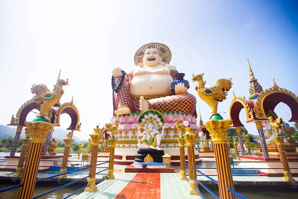 Buddha sorridente della statua della ricchezza su Koh Samui, Thailandia — Foto Stock
