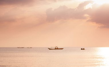 Plajda tropik gün batımı