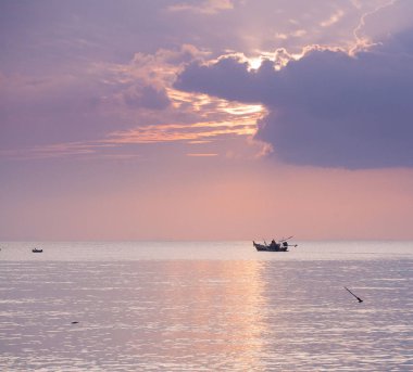 Plajda tropik gün batımı