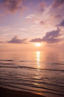 Plajda tropik gün batımı