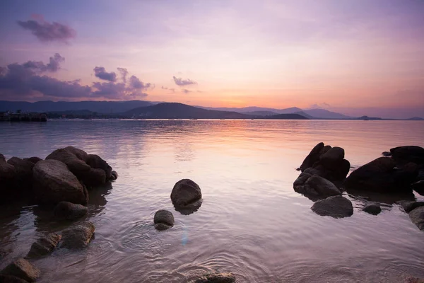 Tropický západ slunce na pláži — Stock fotografie