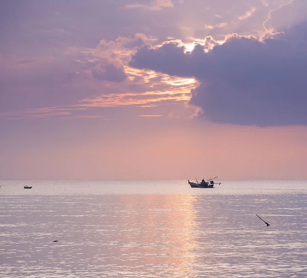 Plajda tropik gün batımı