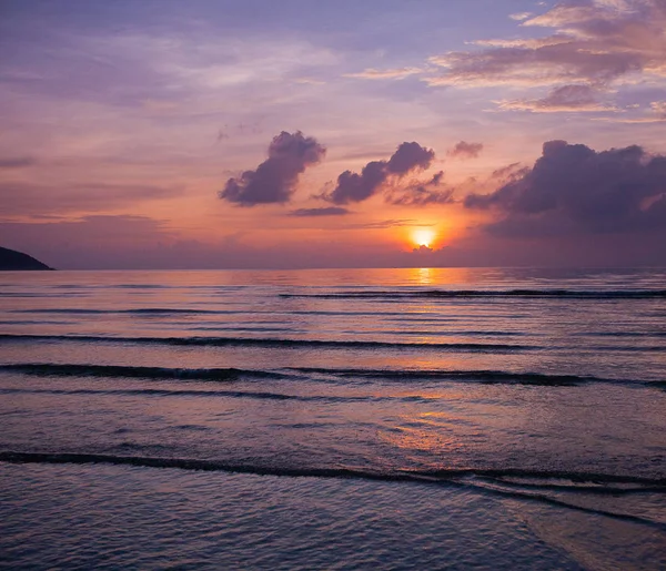 ビーチでの熱帯の夕日 — ストック写真