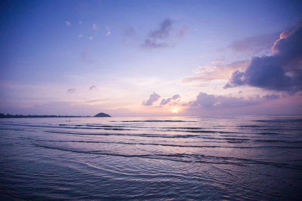 Tropische zonsondergang op het strand — Stockfoto