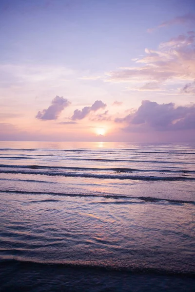 Tropikalny zachód słońca na plaży — Zdjęcie stockowe