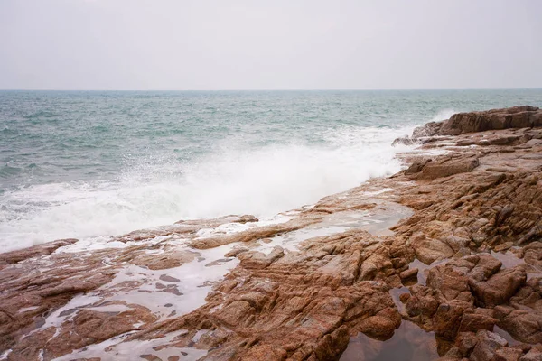 Vlny zřítilo na skály na pobřeží — Stock fotografie
