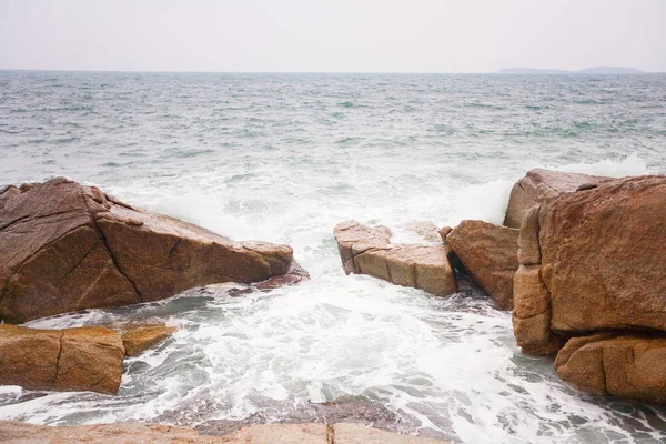 海浪在海岸岩石上猛撞 — 图库照片