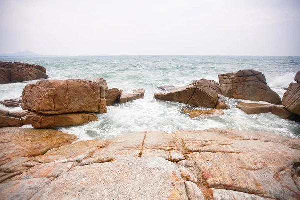 Vlny zřítilo na skály na pobřeží — Stock fotografie
