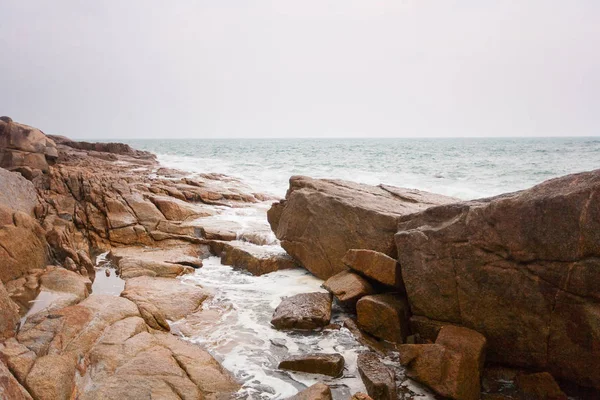 Ondas batendo em rochas na costa — Fotografia de Stock