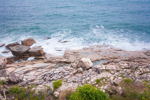 Ondas batendo em rochas na costa — Fotografia de Stock