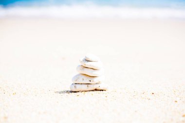 bir sahil üzerinde yuvarlak pürüzsüz taş yığını