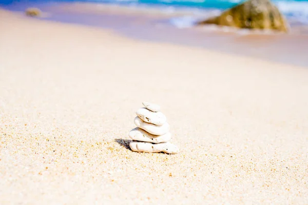 Стопка круглых гладких камней на берегу моря — стоковое фото