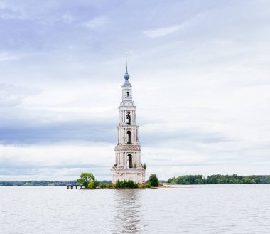 St. Nicholas Katedrali sular altında çan kulesi.