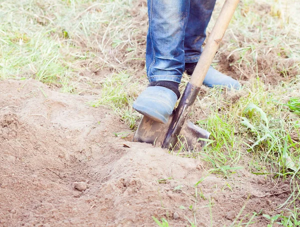 Closeup photo of man digging soil at garden — Stock Photo, Image