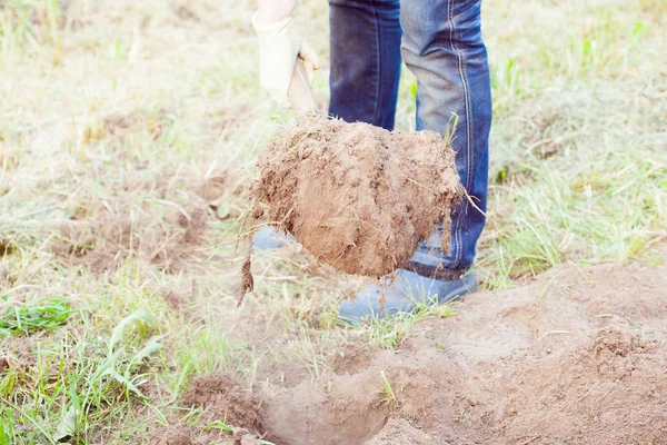 Closeup photo of man digging soil at garden — Stock Photo, Image