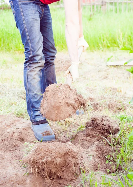 Closeup photo of man digging soil at garden — Stock Photo, Image