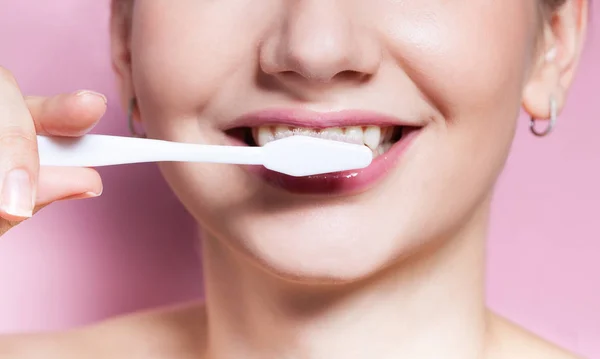 Hermosa joven sonriendo con cepillo de dientes — Foto de Stock