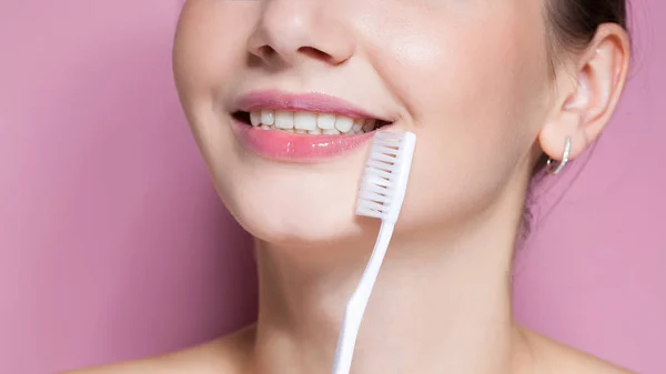 Hermosa joven sonriendo con cepillo de dientes — Foto de Stock