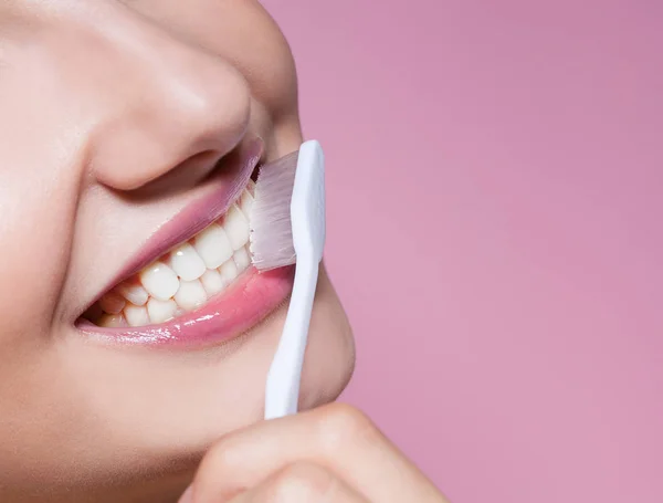 Beautiful young woman smiling with toothbrush — Stock Photo, Image