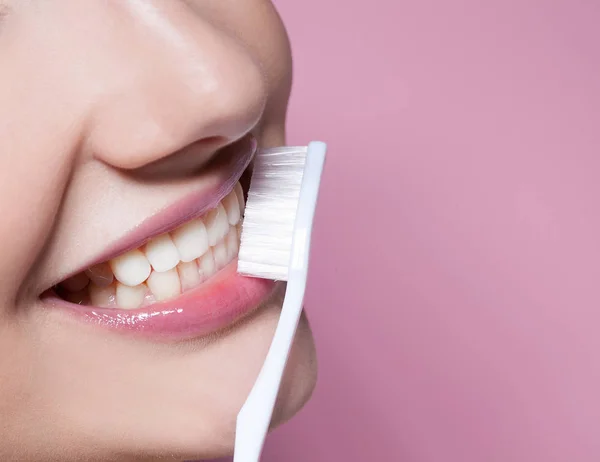 Hermosa joven sonriendo con cepillo de dientes — Foto de Stock