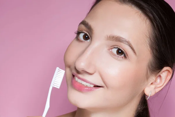 Beautiful young woman smiling with toothbrush — Stock Photo, Image