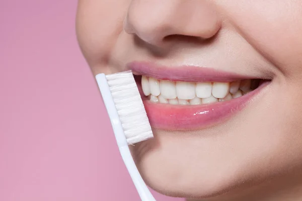 Beautiful young woman smiling with toothbrush — Stock Photo, Image