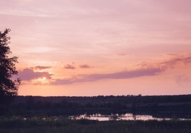Nehirde gün batımı