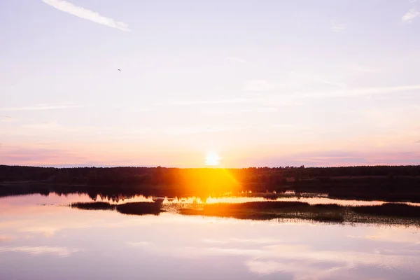 Tramonto sul fiume — Foto Stock