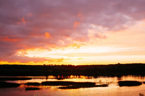 Pôr-do-sol no rio — Fotografia de Stock