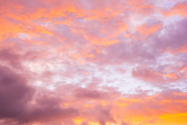 Colorido cielo nublado al atardecer —  Fotos de Stock