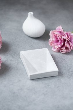 Kompozisyon kadar sahte: Beton tablo, çiçek ve vazo