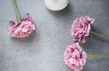 Kompozisyon kadar sahte: Beton tablo, çiçek ve vazo