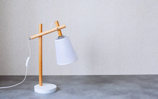 Lámpara de escritorio retro sobre mesa de hormigón — Foto de Stock