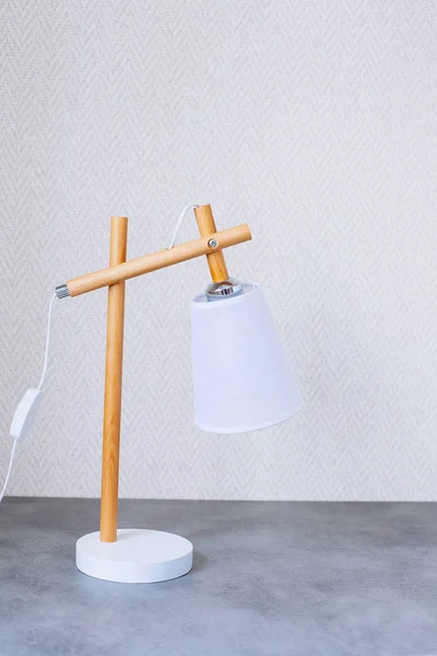 Lámpara de escritorio retro sobre mesa de hormigón — Foto de Stock