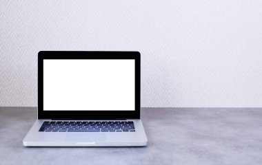 Duvar arka planda boş dizüstü bilgisayar ile masaüstü ön görünümü