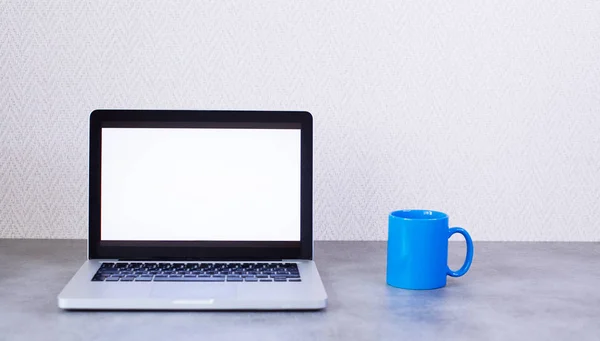 Framifrån av desktopen med ren laptop på vägg bakgrunden — Stockfoto