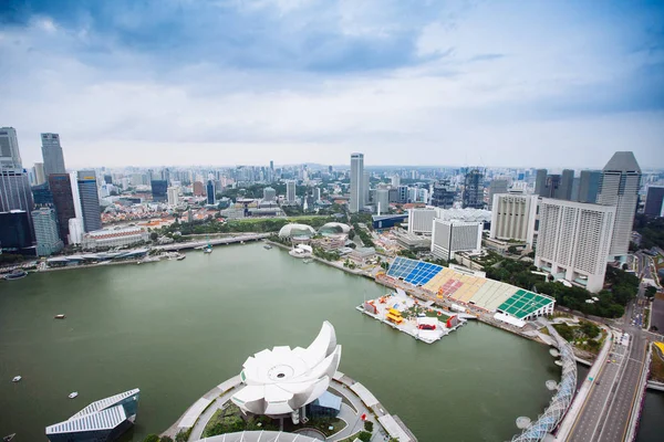 SINGAPORE - JANUARY  20, 2014: Urban landscape of Singapore. Sky — Stock Photo, Image