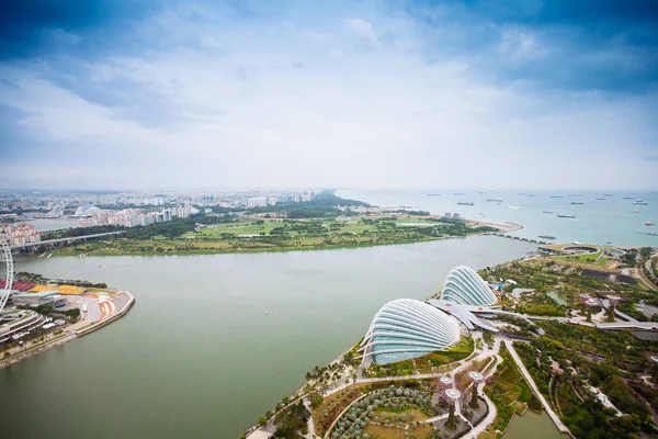 SINGAPORE - JANUARY  20, 2014: Urban landscape of Singapore. Sky — Stock Photo, Image