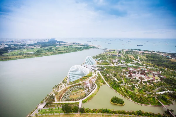 SINGAPORE - JANUARY  20, 2014: Urban landscape of Singapore. Sky — Stock Photo, Image