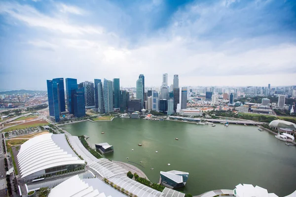 SINGAPUR - 20 de enero de 2014: Paisaje urbano de Singapur. Cielo —  Fotos de Stock