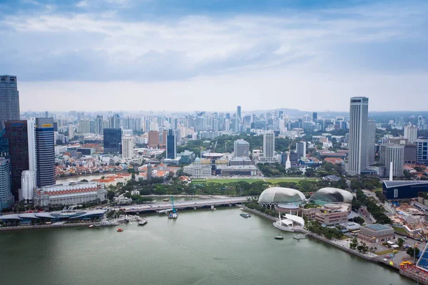 SINGAPORE - JANUARY  20, 2014: Urban landscape of Singapore. Sky — Stock Photo, Image