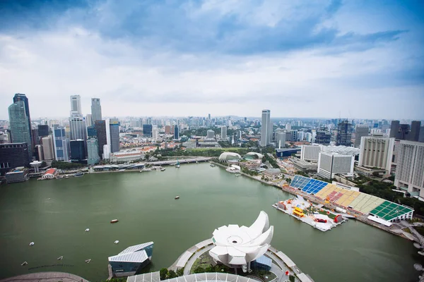 SINGAPORE - JANEIRO 20, 2014: Paisagem urbana de Singapura. Céu — Fotografia de Stock