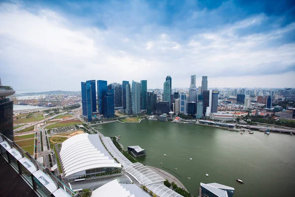 Singapur - 20 Ocak 2014: Singapur'un kentsel peyzajı. Gök -yüzü — Stok fotoğraf