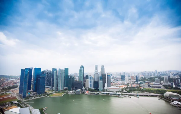 SINGAPORE - JANEIRO 20, 2014: Paisagem urbana de Singapura. Céu — Fotografia de Stock