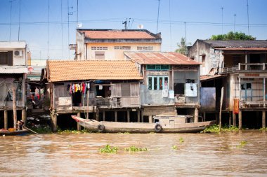 28 Ocak 2014 - benim tho, vietnam - evler bir nehir tarafından 28 Ocak 2