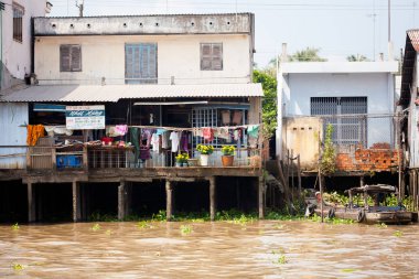 28 Ocak 2014 - benim tho, vietnam - evler bir nehir tarafından 28 Ocak 2