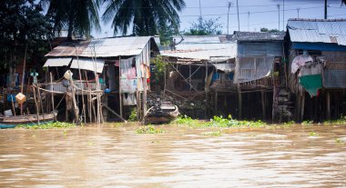 28 Ocak 2014 - benim tho, vietnam - evler bir nehir tarafından 28 Ocak 2