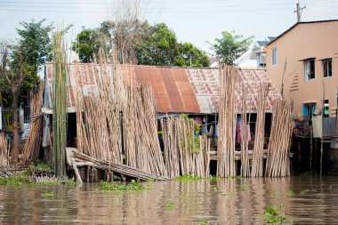 28 Ocak 2014 - benim tho, vietnam - evler bir nehir tarafından 28 Ocak 2