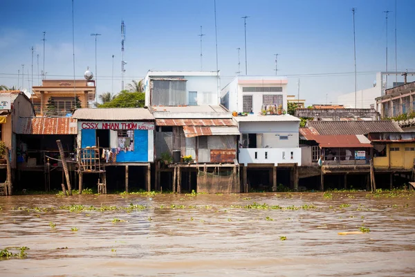 JAN 28 2014 - MEU THO, VIETNAM - Casas junto a um rio, em JAN 28, 2 — Fotografia de Stock