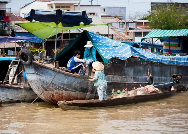 VIETNAM - JAN 28: barcos no mercado flutuante em 28 de janeiro de 2014.fam — Fotografia de Stock